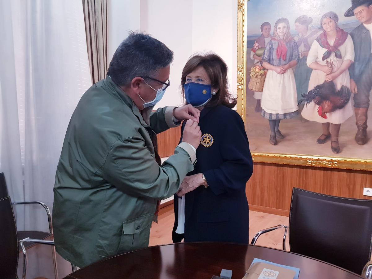 El alcalde se compromete con el Club Rotary a instalar una rueda rotaria en una glorieta de Almendralejo