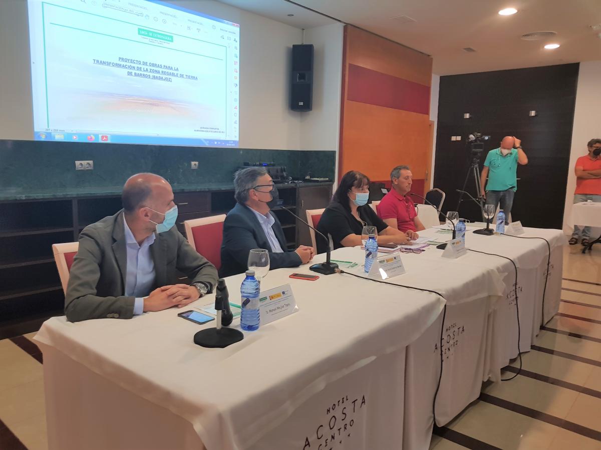 El alcalde participa en una jornada de presentación del proyecto del regadío de Tierra de Barros