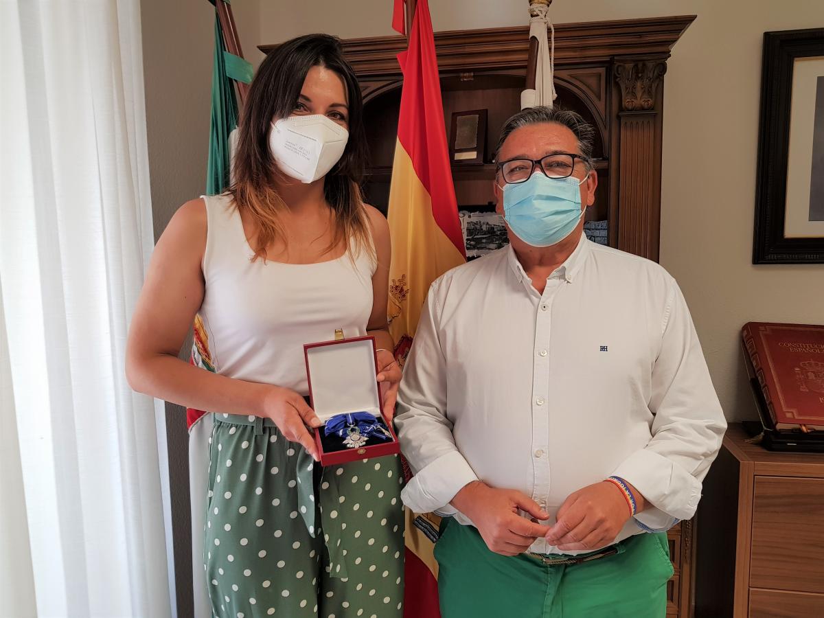 El alcalde recibe a Alice Mihaela Cozma, condecorada por Su Majestad el Rey con la Orden del Mérito Civil