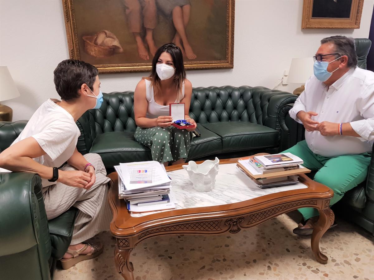 El alcalde recibe a Alice Mihaela Cozma, condecorada por Su Majestad el Rey con la Orden del Mérito Civil