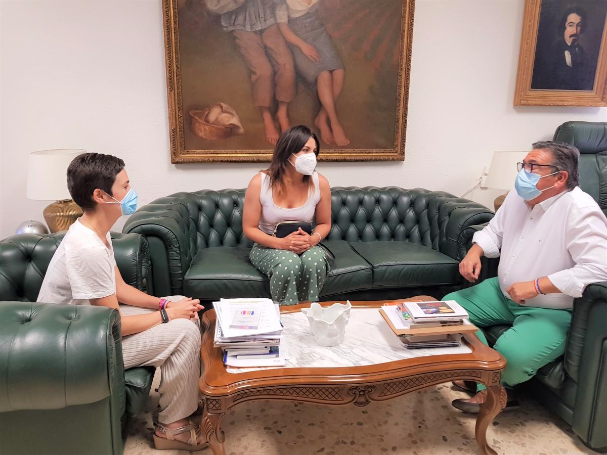 El alcalde recibe a Alice Mihaela Cozma, condecorada por Su Majestad el Rey con la Orden del Mérito Civil