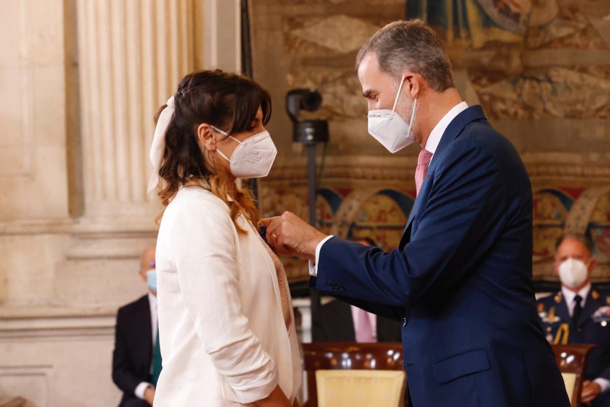 El alcalde recibe a Alice Mihaela Cozma, condecorada por Su Majestad el Rey con la Orden del Mérito Civil