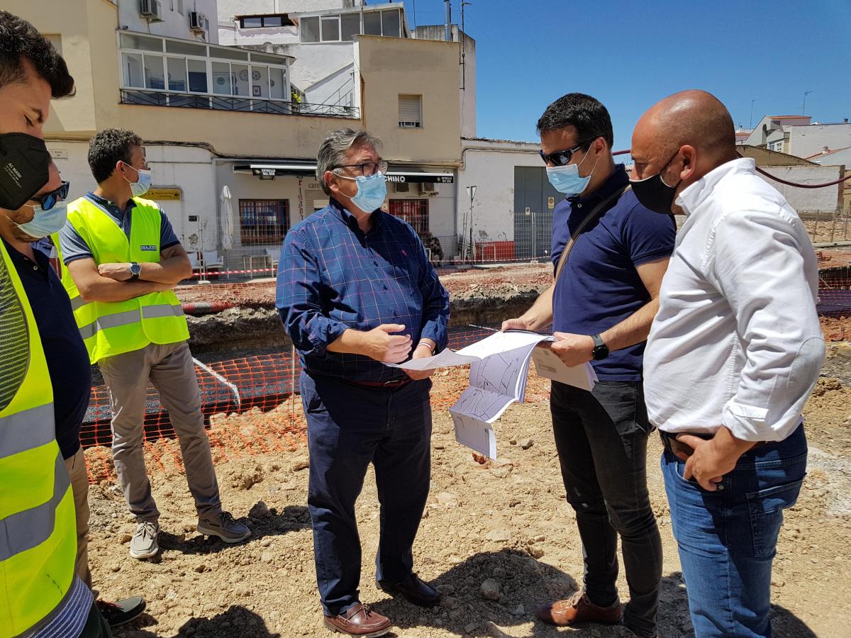 El alcalde visita el estado de las obras de la Plaza de Extremadura 