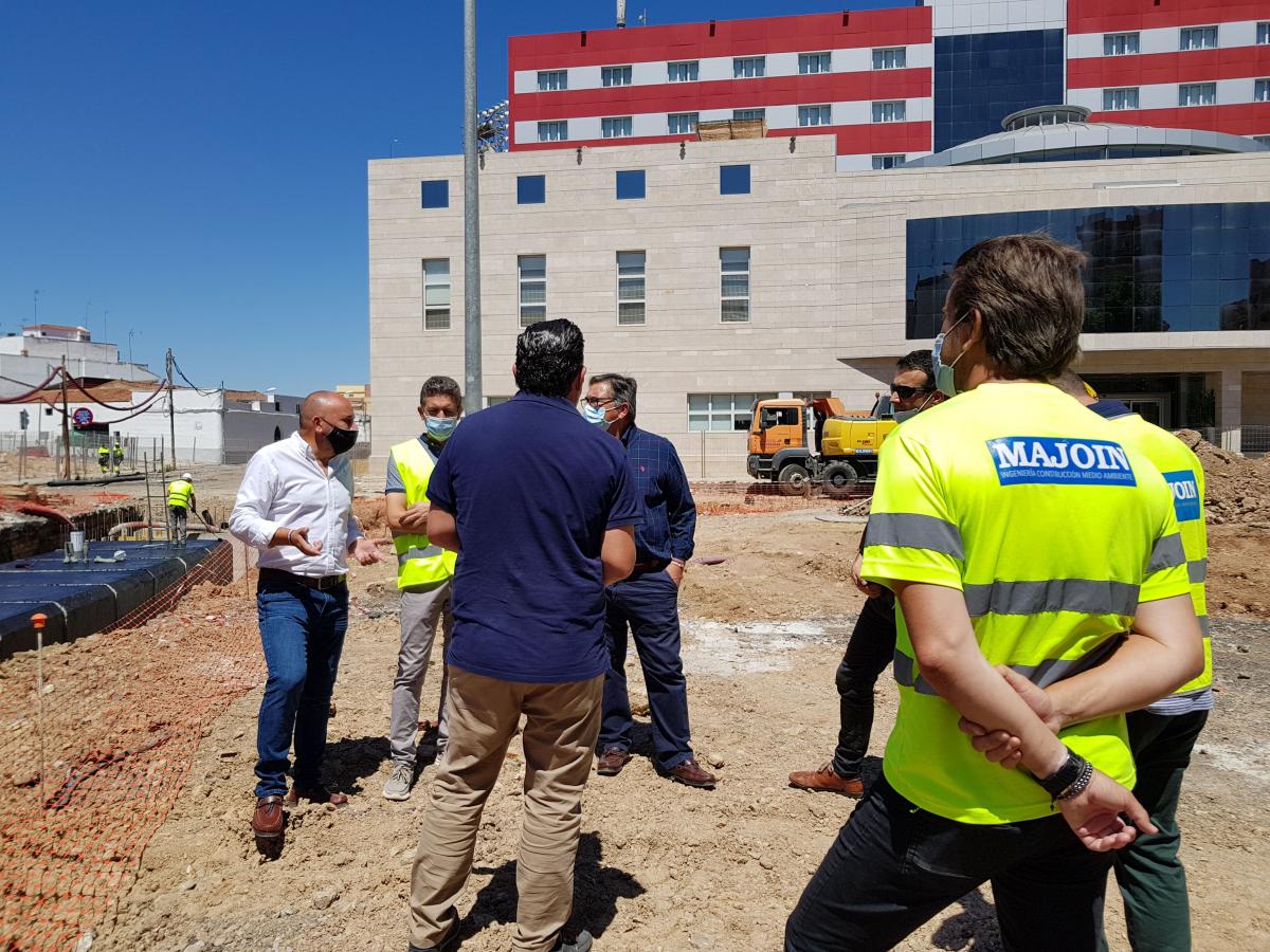 El alcalde visita el estado de las obras de la Plaza de Extremadura 