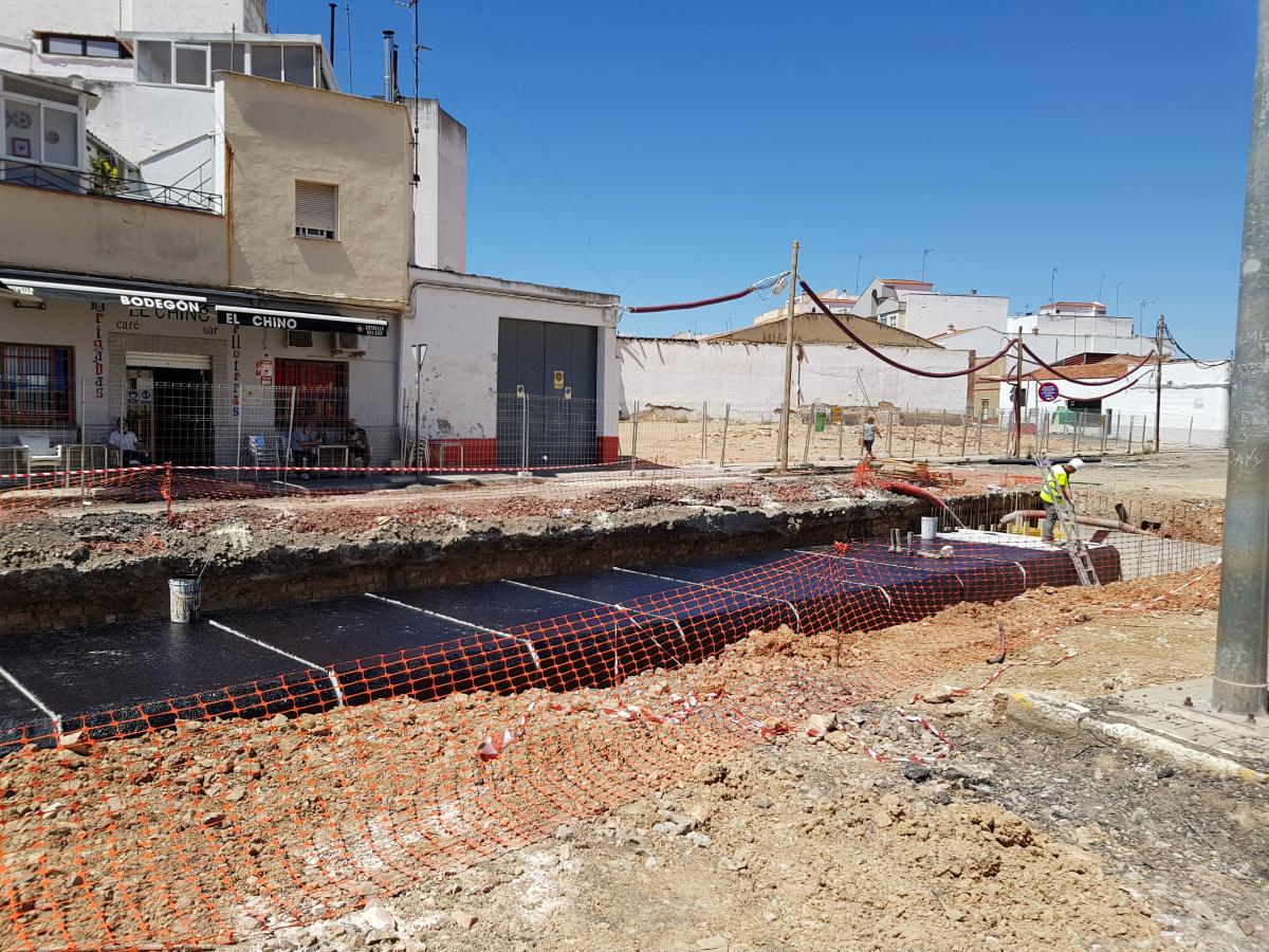 El alcalde visita el estado de las obras de la Plaza de Extremadura 