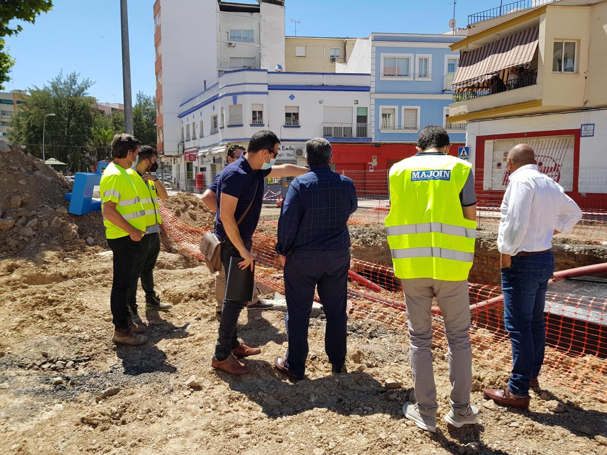 El alcalde visita el estado de las obras de la Plaza de Extremadura 