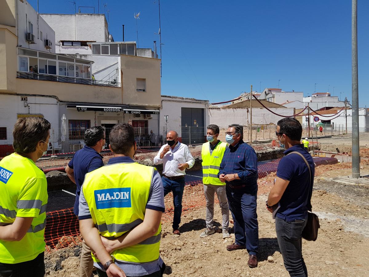 El alcalde visita el estado de las obras de la Plaza de Extremadura 