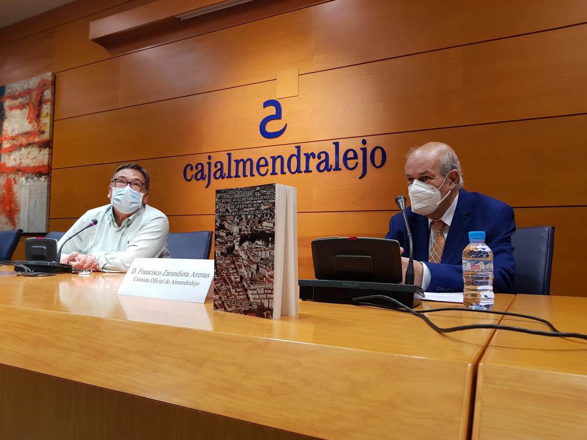 El cronista oficial presenta el libro “Crónicas almendralejenses de ayer y de hoy (2012-2014)”