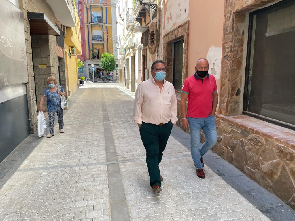 El alcalde visita las obras de peatonalización de la calle Ricardo Romero que ya han finalizado