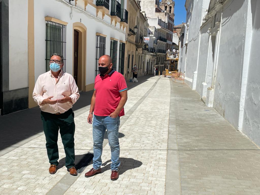 El alcalde visita las obras de peatonalización de la calle Ricardo Romero que ya han finalizado