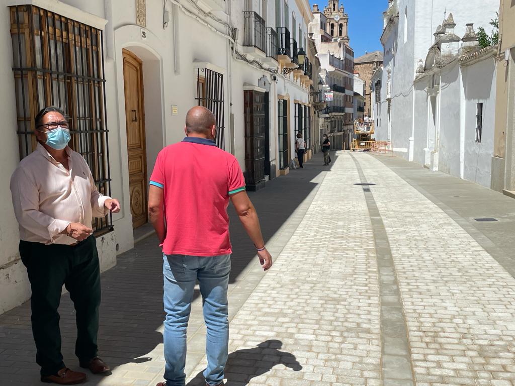 El alcalde visita las obras de peatonalización de la calle Ricardo Romero que ya han finalizado