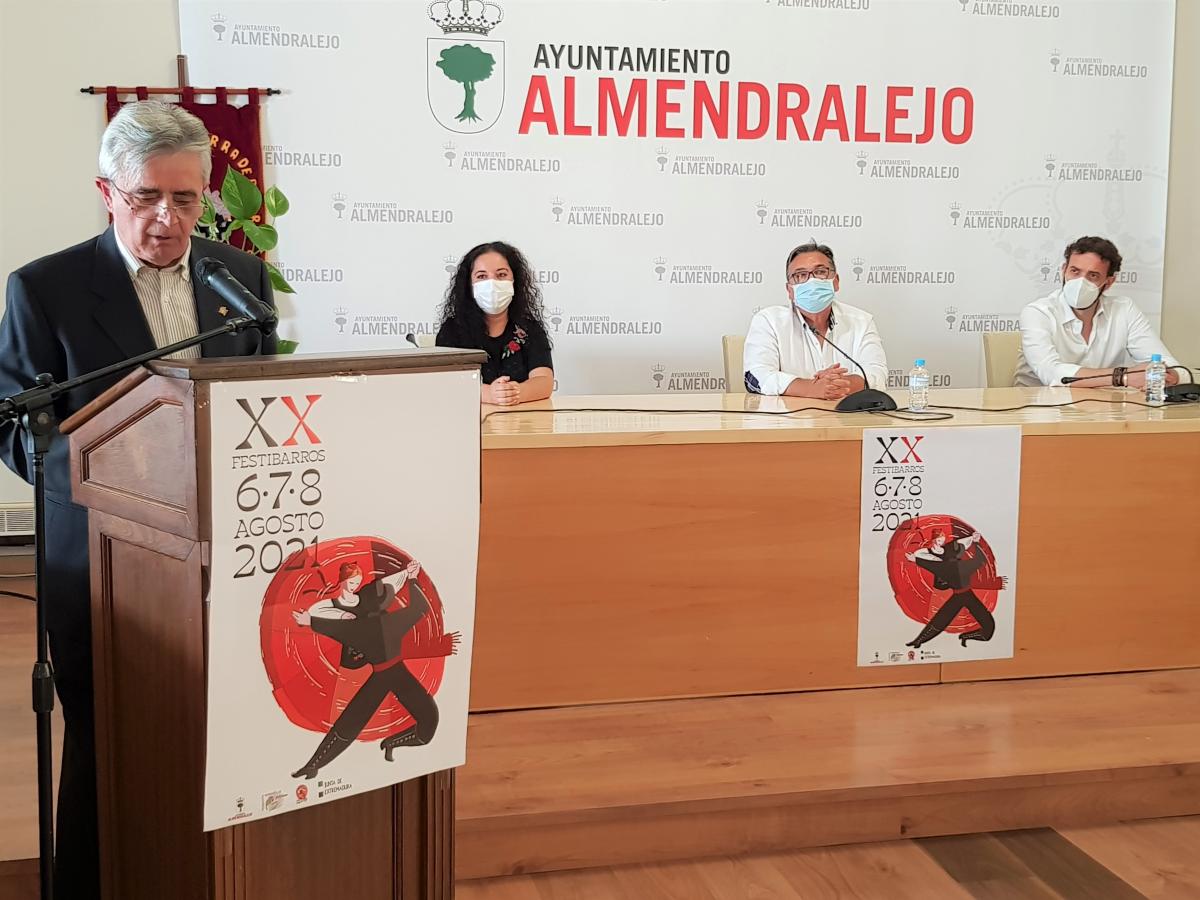 El alcalde destaca la labor investigadora  de la ACF Tierra de Barros