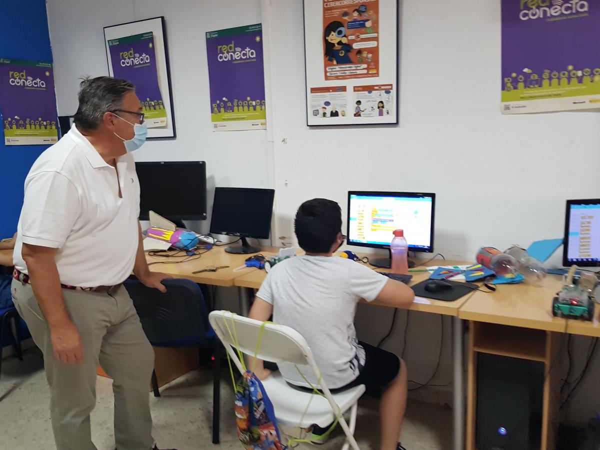 El alcalde visita el campamento tecnológico de verano de FabLab Xtrene Almendralejo