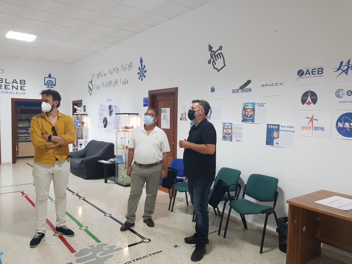 El alcalde visita el campamento tecnológico de verano de FabLab Xtrene Almendralejo