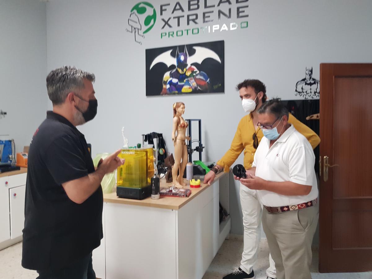 El alcalde visita el campamento tecnológico de verano de FabLab Xtrene Almendralejo