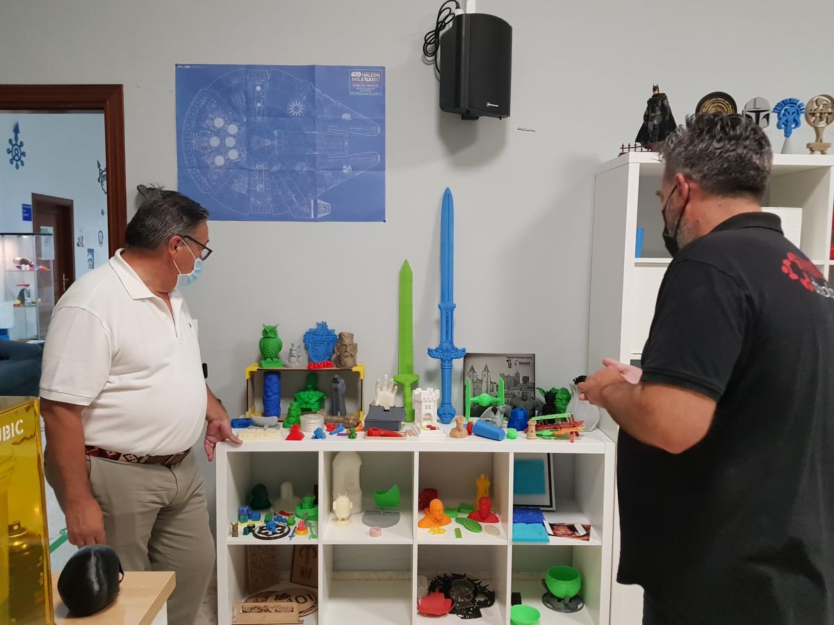 El alcalde visita el campamento tecnológico de verano de FabLab Xtrene Almendralejo