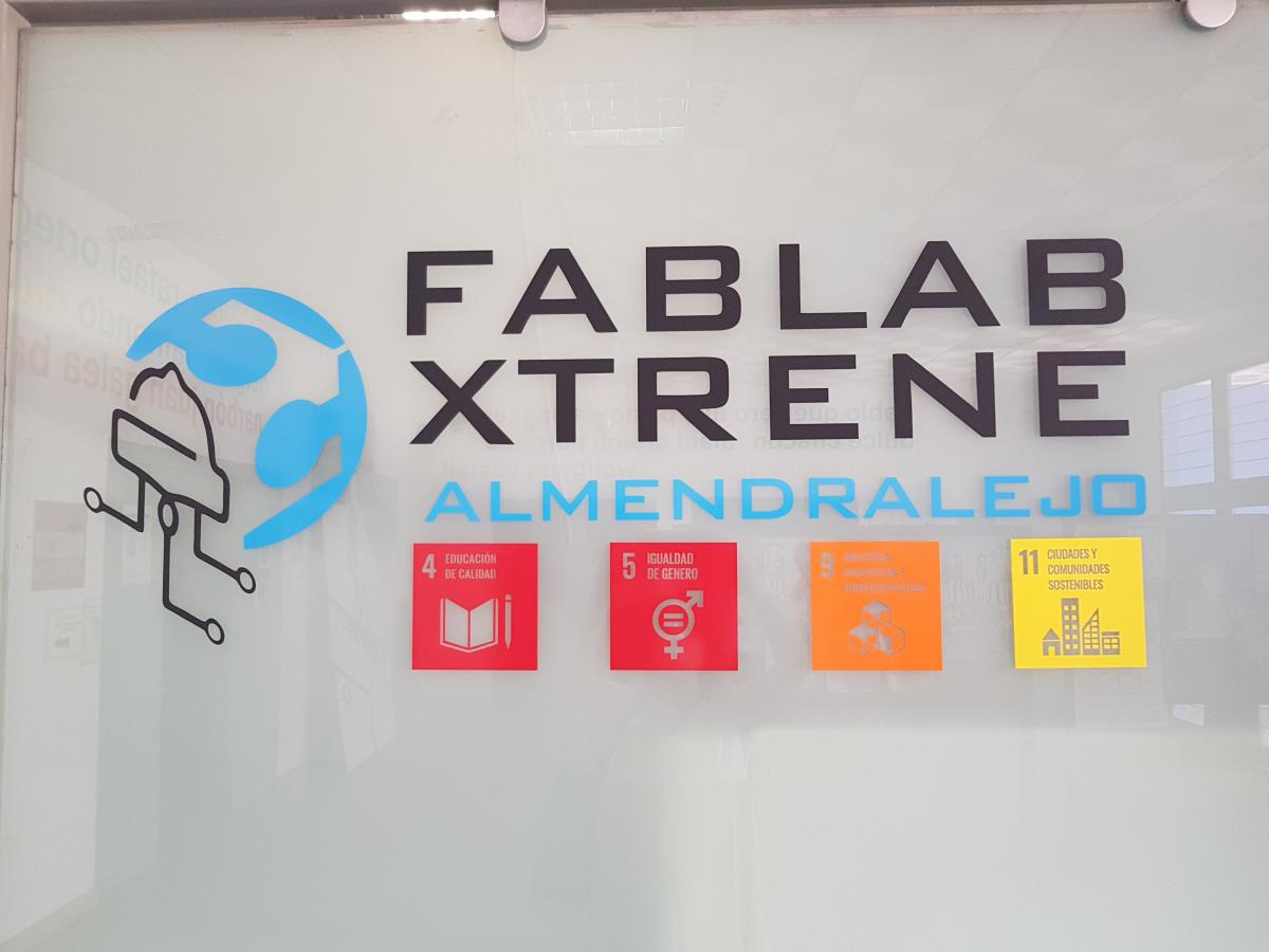 El alcalde visita el campamento tecnológico de verano de FabLab Xtrene Almendralejo