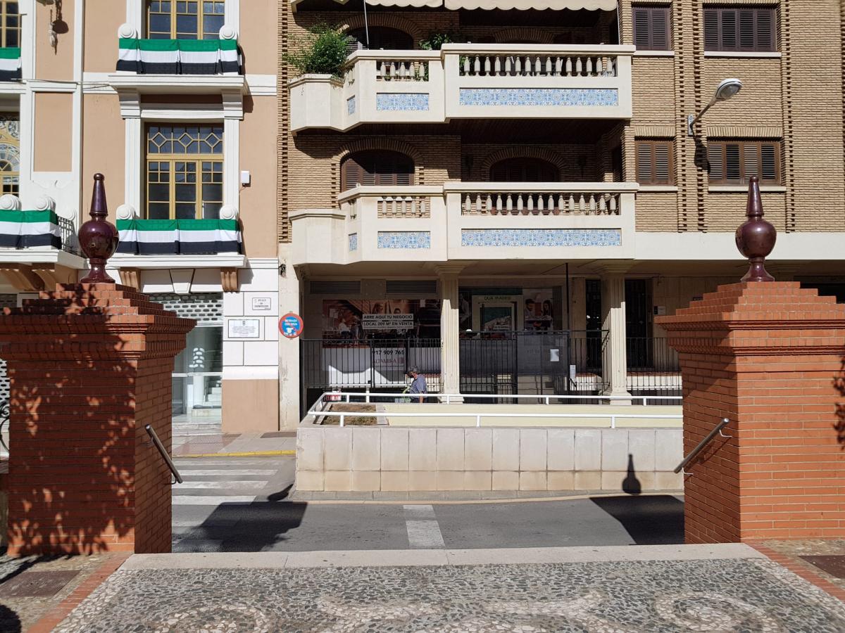 El Ayuntamiento arregla y repone los elementos ornamentales del Parque de Espronceda