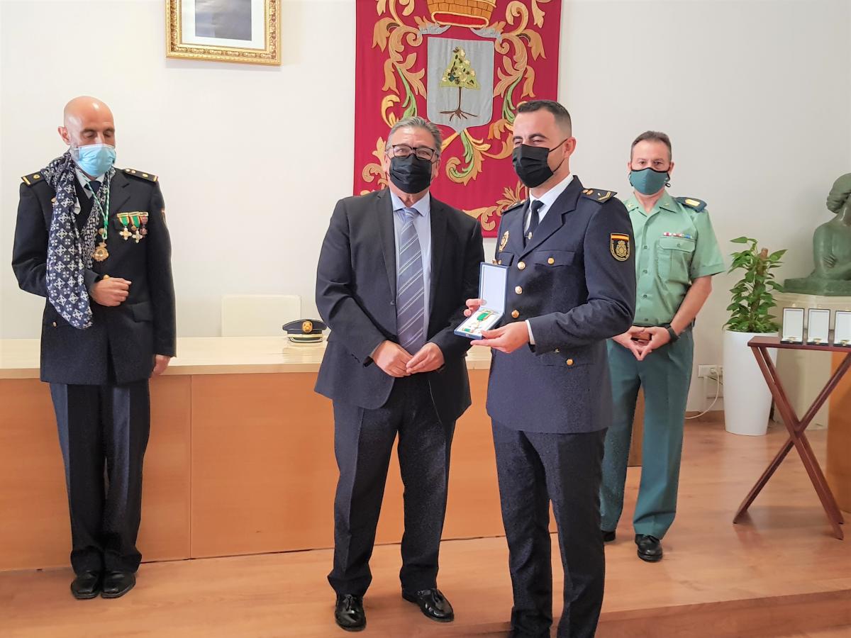 La Policía Nacional reconoce la labor del alcalde y el concejal de Seguridad Ciudadana