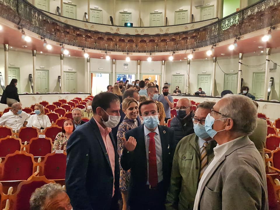 El Teatro Carolina Coronado acoge el estreno del documental que resalta el valor del programa ‘D’Rule’ de la Diputación de Badajoz