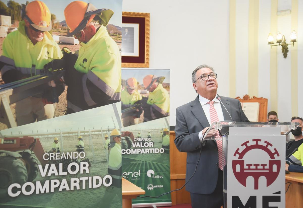 Los alcaldes de  Almendralejo y Mérida entregan los diplomas del curso de montaje de paneles solares 