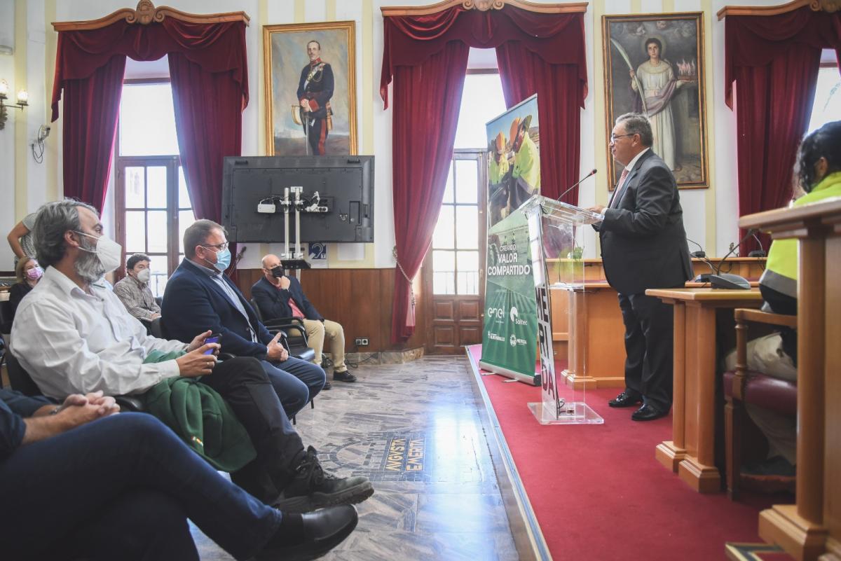 Los alcaldes de  Almendralejo y Mérida entregan los diplomas del curso de montaje de paneles solares 