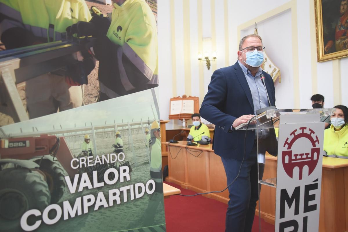 Los alcaldes de  Almendralejo y Mérida entregan los diplomas del curso de montaje de paneles solares 