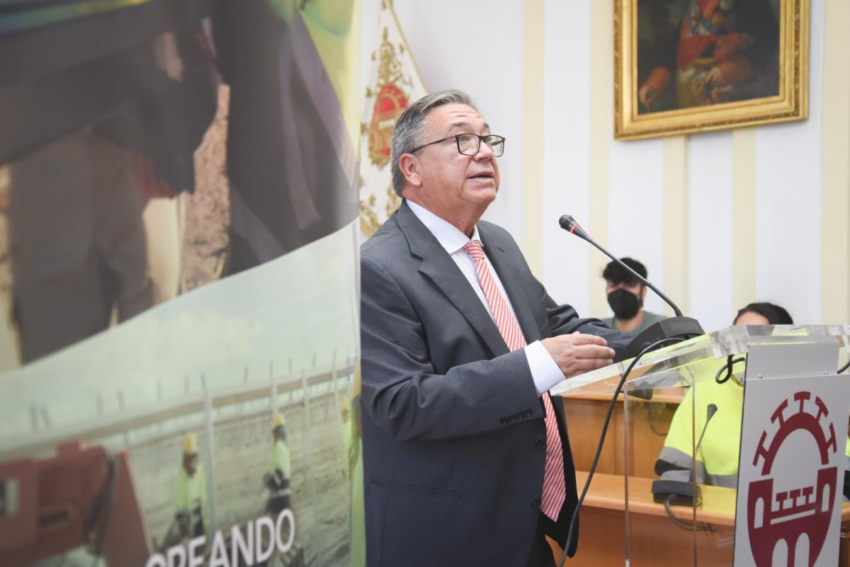 Los alcaldes de  Almendralejo y Mérida entregan los diplomas del curso de montaje de paneles solares 