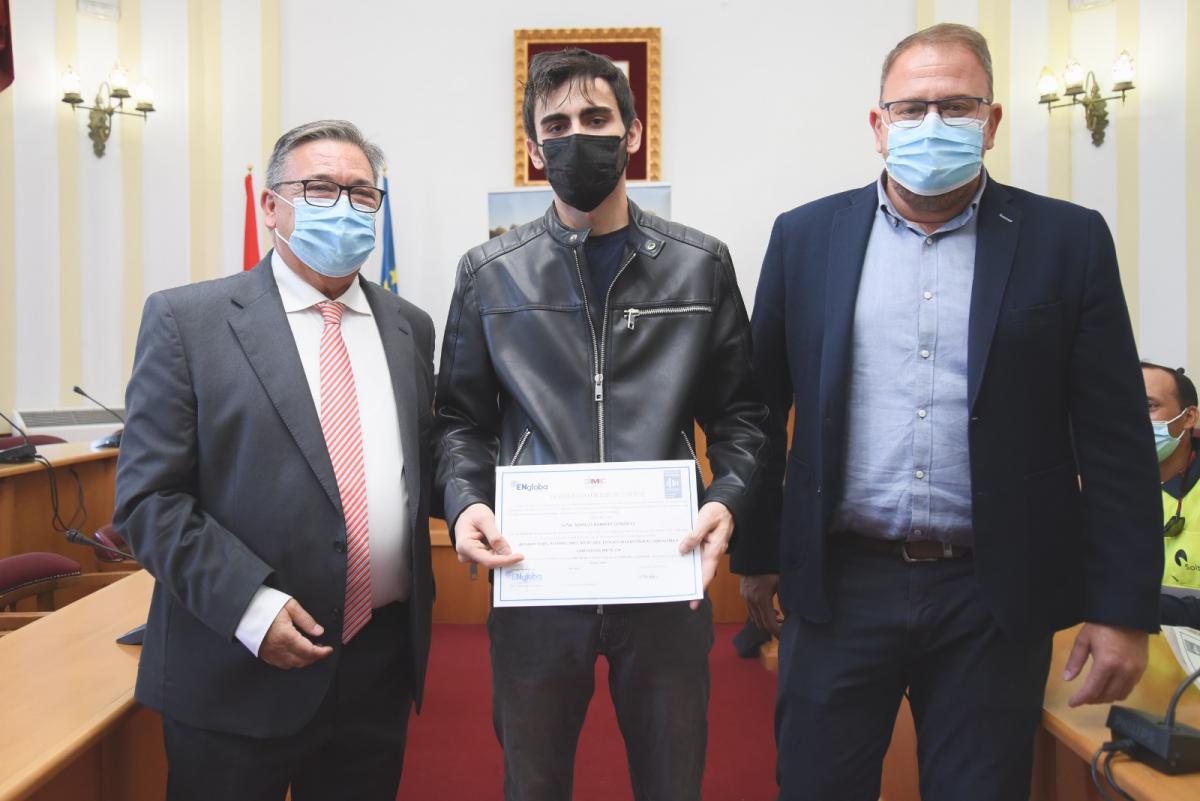 Los alcaldes de  Almendralejo y Mérida entregan los diplomas del curso de montaje de paneles solares 