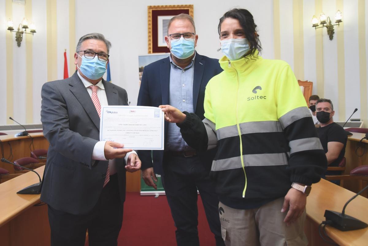 Los alcaldes de  Almendralejo y Mérida entregan los diplomas del curso de montaje de paneles solares 