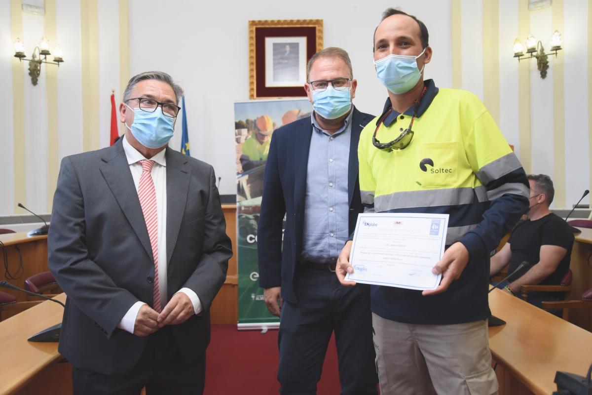 Los alcaldes de  Almendralejo y Mérida entregan los diplomas del curso de montaje de paneles solares 
