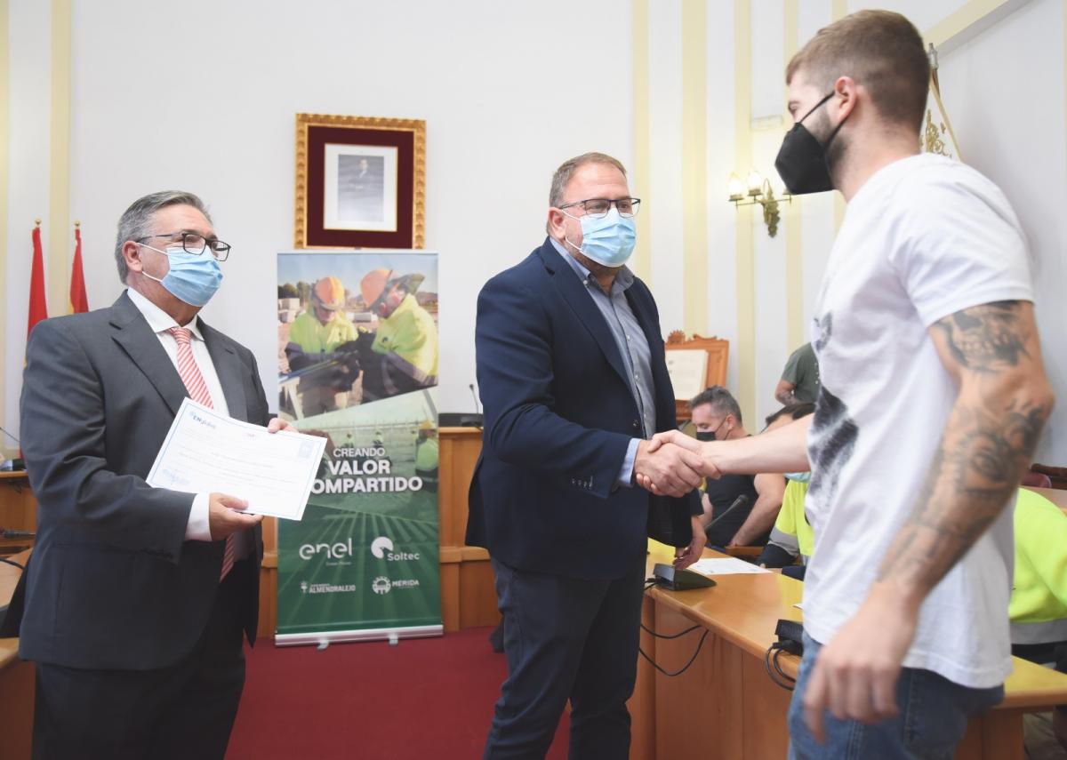 Los alcaldes de  Almendralejo y Mérida entregan los diplomas del curso de montaje de paneles solares 