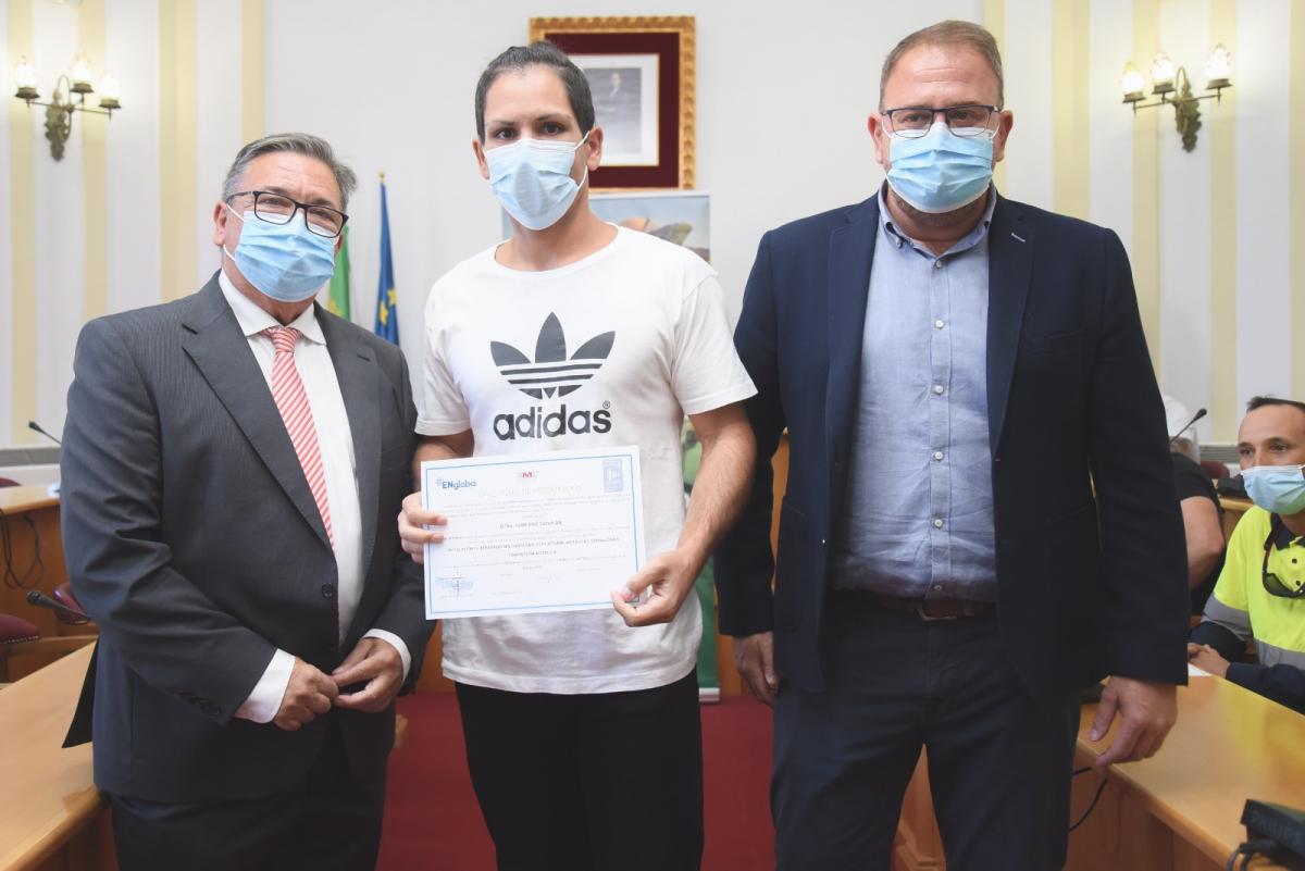 Los alcaldes de  Almendralejo y Mérida entregan los diplomas del curso de montaje de paneles solares 