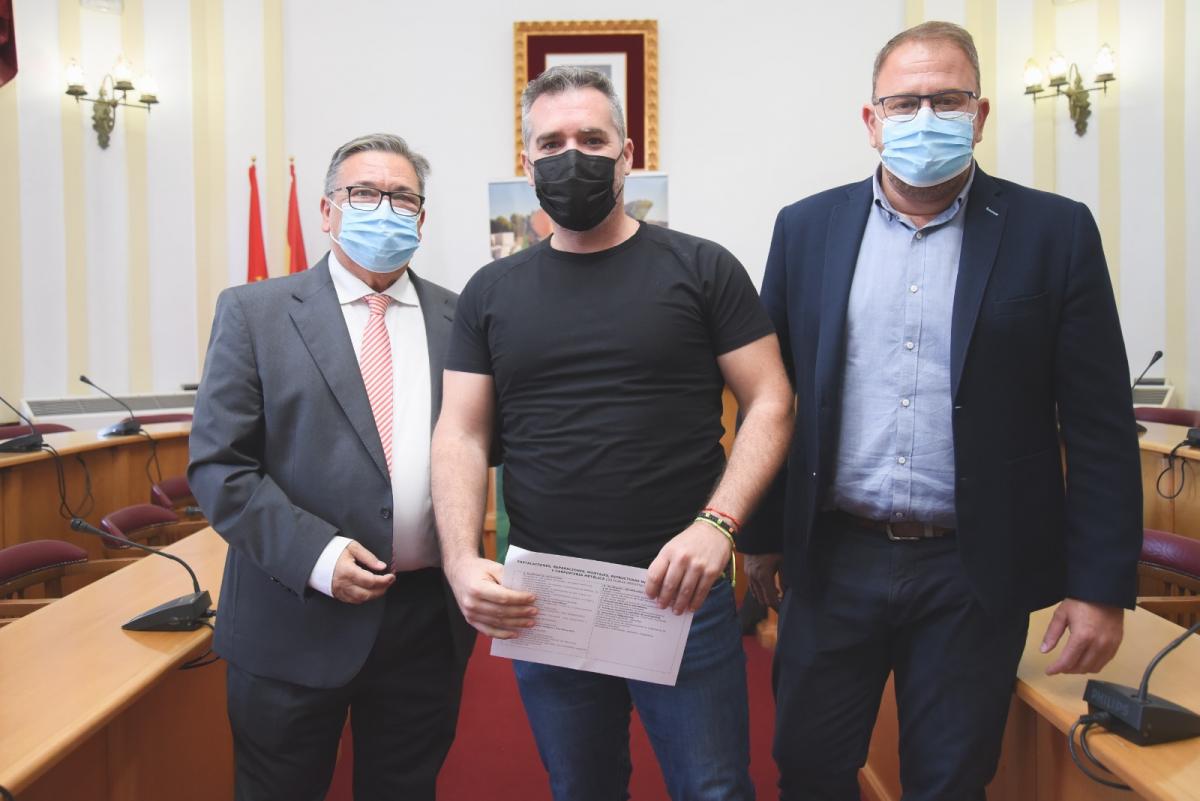 Los alcaldes de  Almendralejo y Mérida entregan los diplomas del curso de montaje de paneles solares 