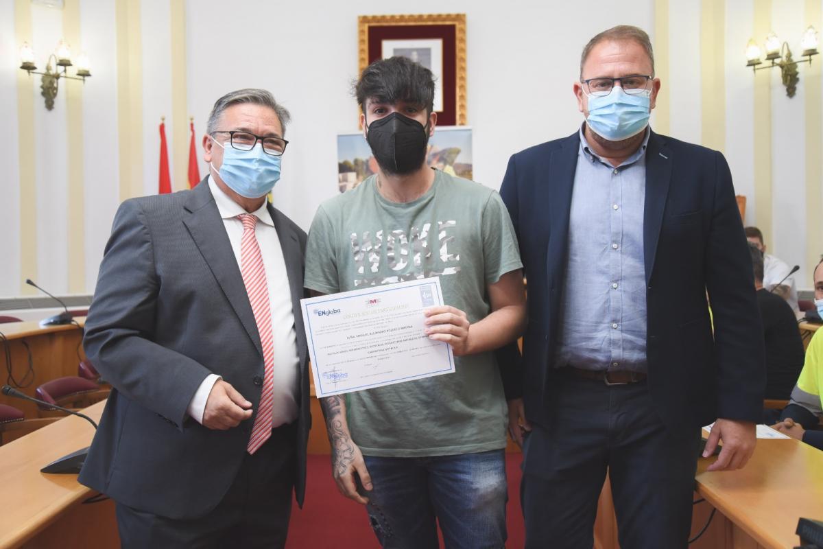 Los alcaldes de  Almendralejo y Mérida entregan los diplomas del curso de montaje de paneles solares 