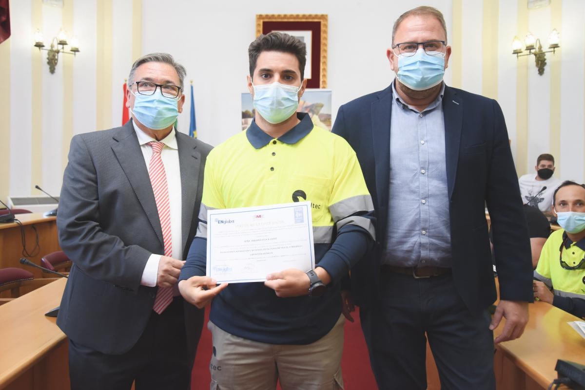 Los alcaldes de  Almendralejo y Mérida entregan los diplomas del curso de montaje de paneles solares 