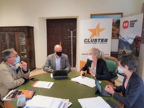 El alcalde recibe a la presidenta del Cluster del Deporte y el Ocio de Extremadura