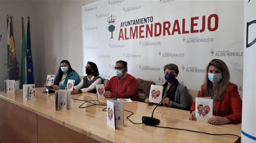 El alcalde, José María Ramírez, y la concejala de Salud, Isabel Ballesteros, acompañan a Diabetal en la presentación de un cuento