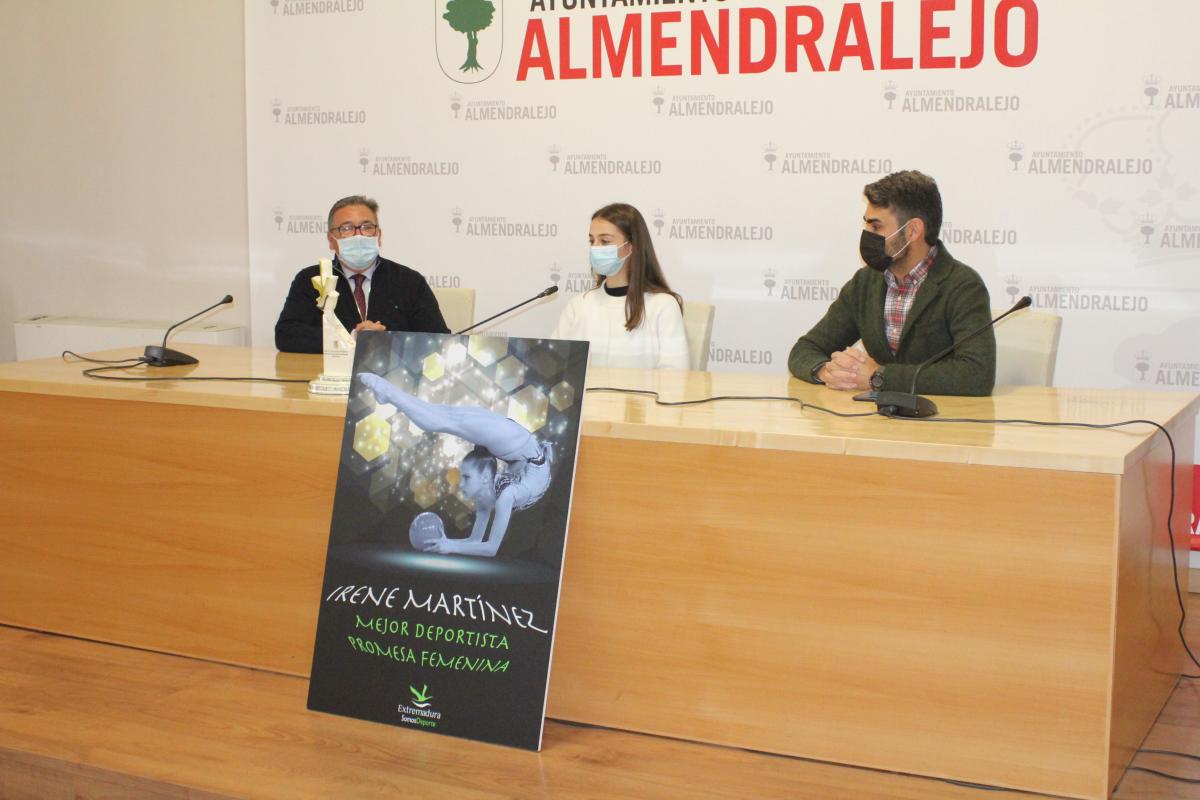 El alcalde y el director general de Deportes entregan a Irene Martínez el premio Mejor Promesa Femenina de Extremadura