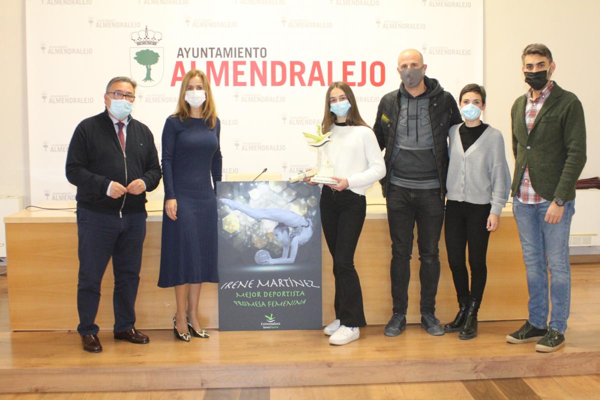 El alcalde y el director general de Deportes entregan a Irene Martínez el premio Mejor Promesa Femenina de Extremadura