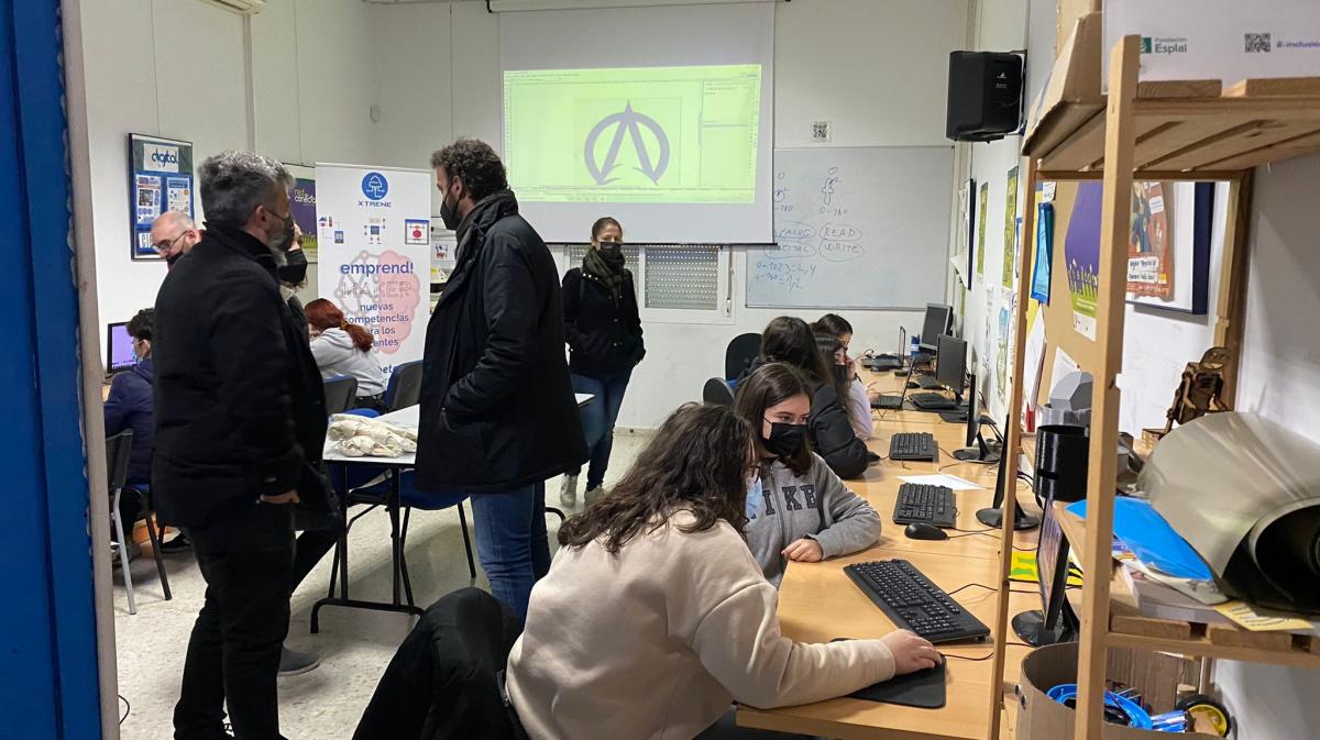 El concejal de Juventud visita los talleres de FABLAB