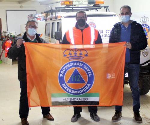 El alcalde y el concejal de Seguridad Ciudadana entregan una bandera a Protección Civil por su labor en la pandemia