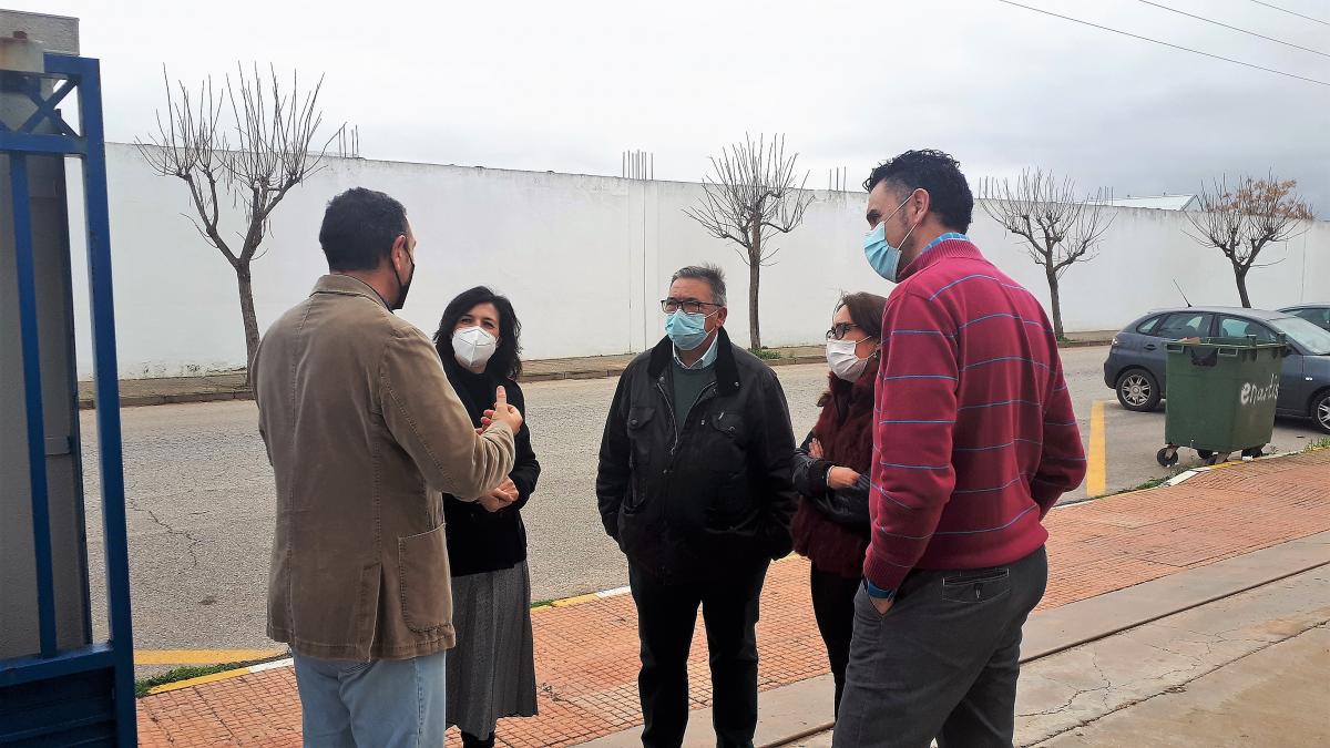 El alcalde acompaña a la consejera de Empleo a Heral para conocer un programa de innovación