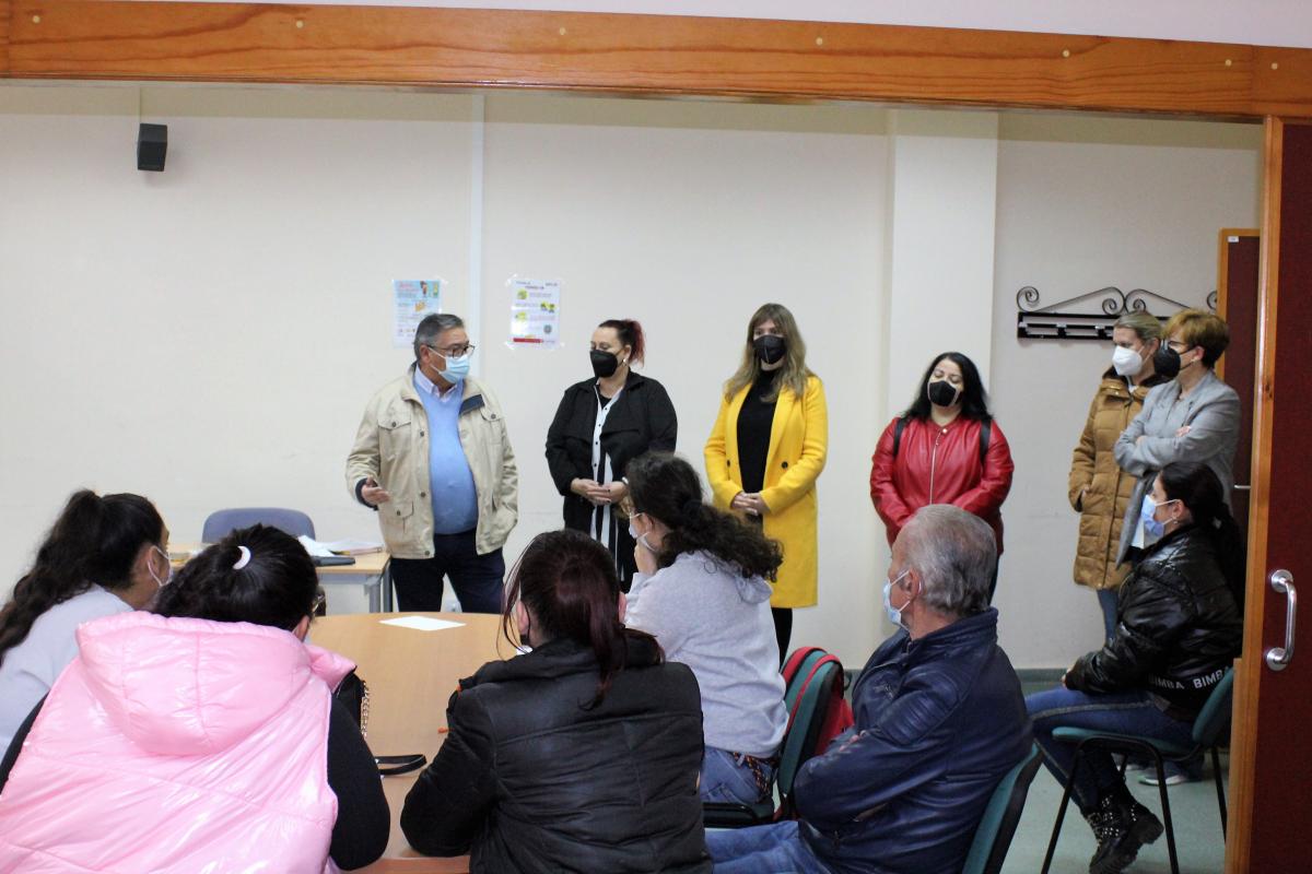 El alcalde y la concejala de Bienestar Social visitan el programa Crisol de Cruz Roja y Feafes Almendralejo