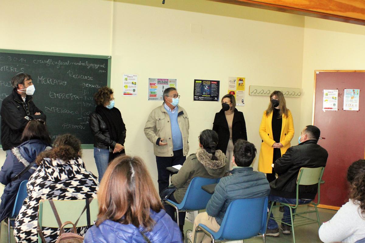 El alcalde y la concejala de Bienestar Social visitan el programa Crisol de Cruz Roja y Feafes Almendralejo