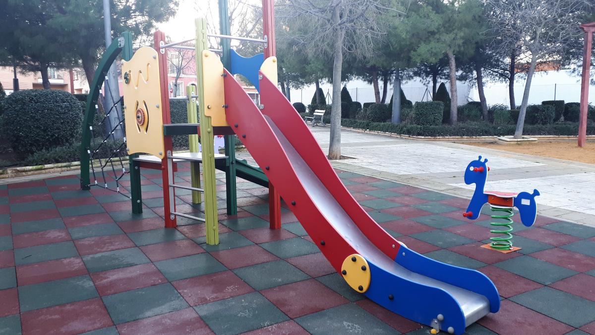 Los juegos infantiles del parque de la calle Jaraíz ya están disponibles