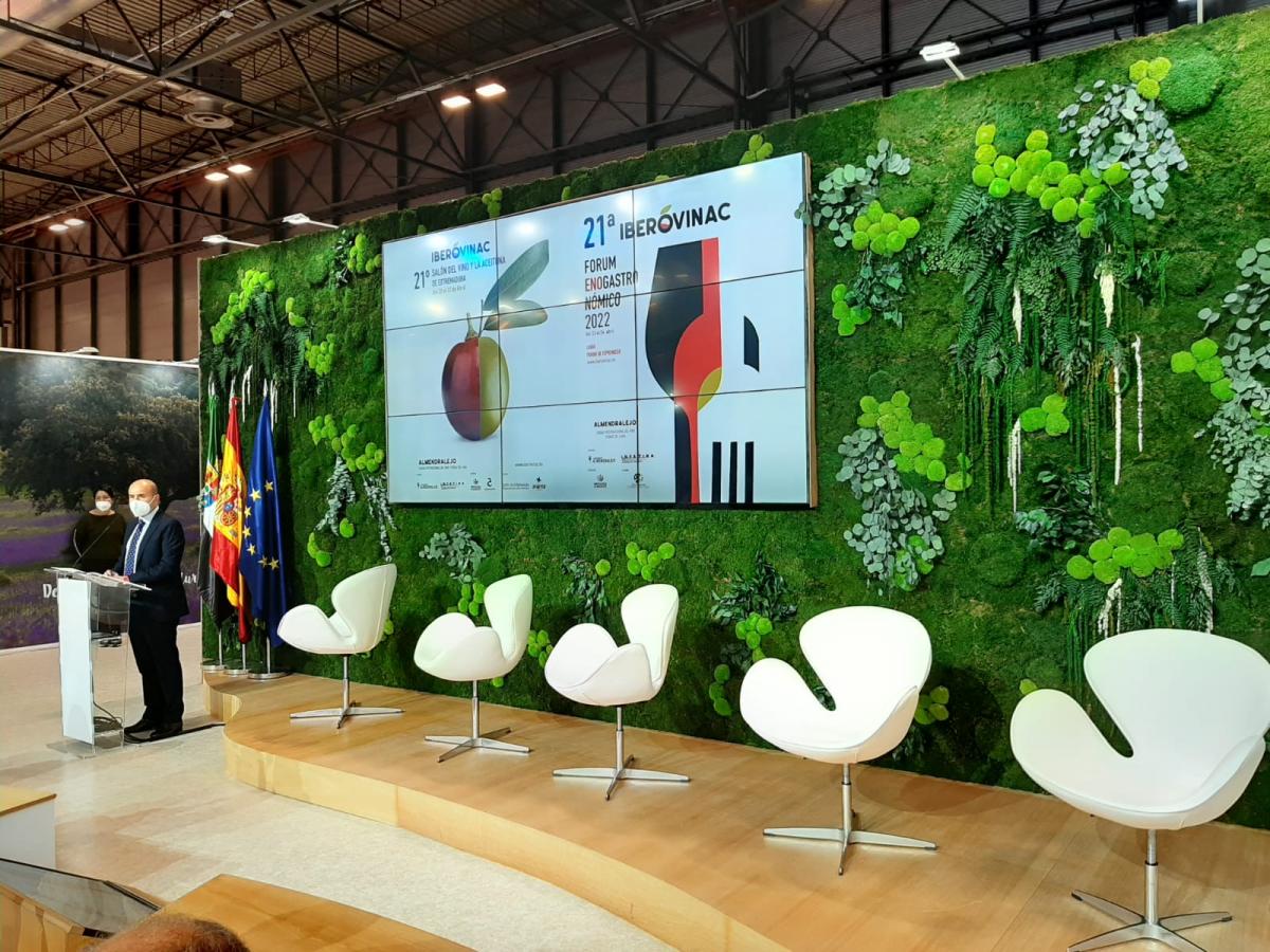 Almendralejo presenta IBEROVINAC 2022 en FITUR