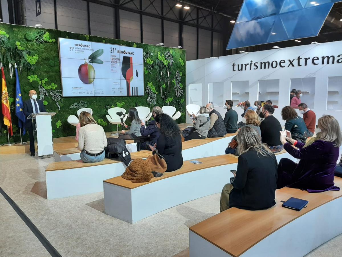 Almendralejo presenta IBEROVINAC 2022 en FITUR