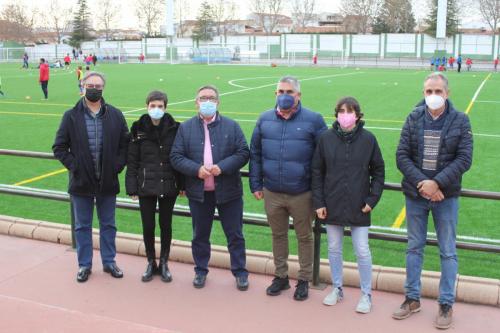 El equipo de gobierno y el PP visitan el campo de césped artificial del polideportivo