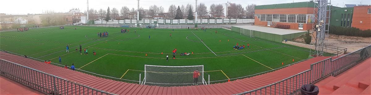 El equipo de gobierno y el PP visitan el campo de césped artificial del polideportivo